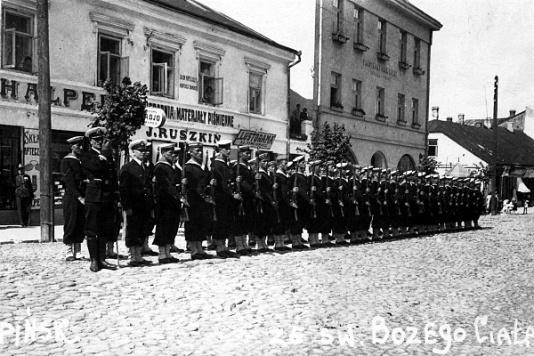 Uroczystość Bożego Ciała w Pińsku (woj. poleskie), honorowy oddział marynarzy Floty Pińskiej na ulicach miasta.