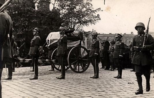 Ceremonia pogrzebowa Marszałka Józefa Piłsudskiego w Krakowie. Żałobny orszak z trumną na lawecie.