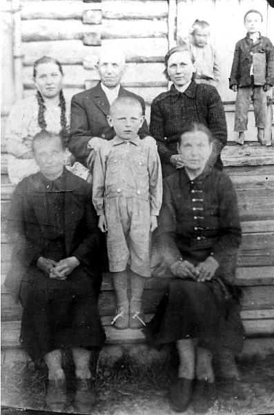 Polacy zesłani do miejscowości Wierch Kamienka (obw. Omski, ZSRR), w środku stoi Stanisław Choma, z tyłu z lewej Julia Choma.