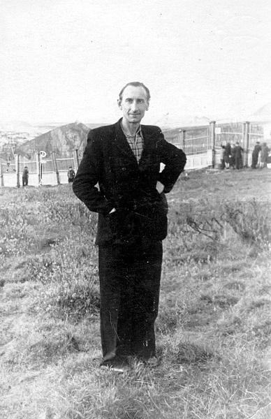 Wiktor Jagoda po uwolnieniu, na tle ogrodzenie łagru w Workucie (Komi, ZSRR).