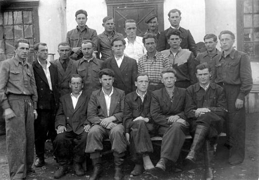 Grupa byłych więźniów łagru w Miaunży (obw. Magadański, Kołyma, ZSRR).