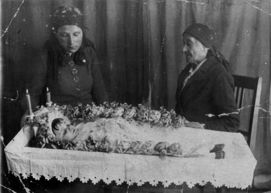 Pogrzeb zmarłej na zesłaniu w Miedwieżce (Kazachstan, ZSRR) Janiny Hryszkiewicz, przy trumnie siedzą: matka Julia Hryszkiewicz i babka Maria.