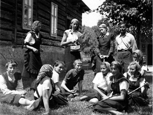 Uczennice i nauczyciele z gimnazjum w Wilejce na wycieczce w Tęgoborzu koło Rożnowa (pow. Nowy Sącz), druga od lewej stoi Aldona Jackiewicz.