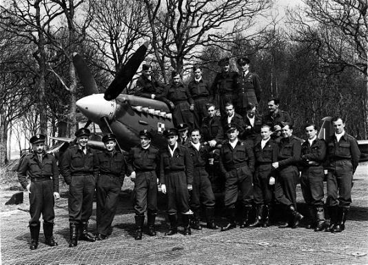 Lotnicy dywizjonu 308 wchodzącego w skład 131 Polskiego Skrzydła Myśliwskiego, przy samolocie typu Spitfire na lotnicku polowym w Chailey (hrab. East Sussex, Anglia).