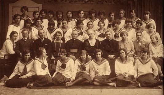 Gimnazjum Anny Jakubowskiej maturzystki i grono pedagogiczne. W pierwszym rzędzie druga od prawej siedzi Maria Kiełbasińska, za nią Myna Goławska w trzecim rzędzie trzecia od lewej stoi Irena Przewłocka.