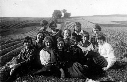 Uczennice Gimnazjum Anny Jakubowskiej na wycieczce szkolnej w górach Świętokrzyskich. W pierwszym rzędzie w środku siedzi Irena Przewłocka, w drugim rzędzie z lewej siedzi Ziuta Bendarzewska, druga z prawej Olga Margiewiczówna Fidrigantz.