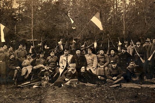 Wspólna fotografia uczestników polowania na zające, głównie oficerów Armii Carskiej. Drugi od lewej leży Grzegorz Sacewicz (w jasnej futrzanej czapie), obok niego syn Seweryn Sacewicz.