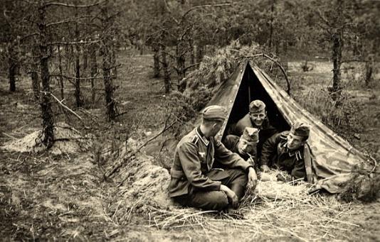 Żołnierze Wehrmachtu w zamaskowanym namiocie w lesie w okolicach Ortelsburga w Prusach Wschodnich (obecnie Szczytno).