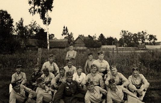 Żołnierze Wehrmachtu stacjonujący w okolicach Ebendorf w Prusach Wschodnich (obecnie Olszyny), na dole w środku siedzi podoficer Herbert Joost.
