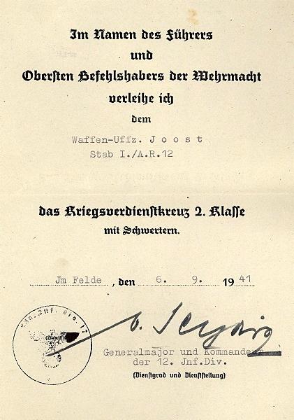 Dokument stwierdzający przyznanie podoficerowi Wehrmachtu Herbertowi Joostowi krzyża zasługi wojennej drugiej klasy z mieczami.