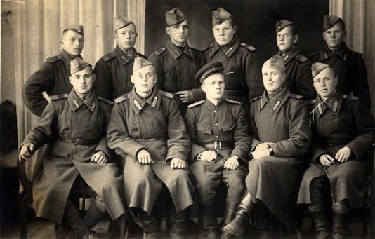 Żołnierze Armii Czerwonej w Czechosłowacji, z tyłu trzeci od lewej stoi Jan Matczuk, na odwrocie dedykacja: Na pamiątkę Szwagru i Siostrze z Wengier dn. 1-I-1946, [nieczytelny podpis].