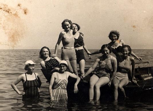 Ostatnie lato przed wybuchem II wojny światowej. Grupa kobiet nad morzem, wśród nich Wanda Biłat.