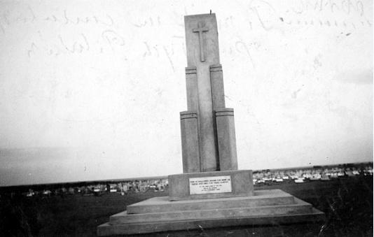 Pomnik na cmentarzu żołnierzy poległych w obronie Tobruku (Libia).