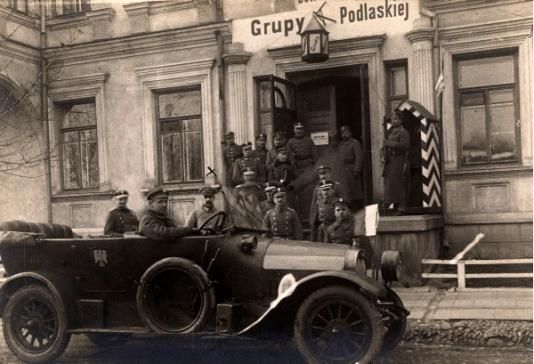 Wizyta Naczelnika Państwa Józefa Piłsudskiego w twierdzy brzeskiej (stoi za samochodem), obok niego gen. Antoni Listowski, dowódca Grupy Podlaskiej.