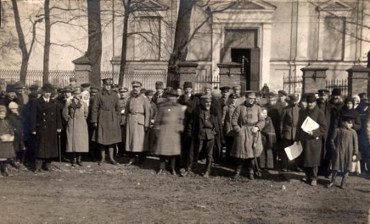 Przedstawiciele misji amerykańskiej przed kościołem w Brześciu Litewskim (woj. poleskie), drugi od lewej stoi dowódca Grupy Podlaskiej gen. Antoni Listowski.