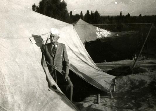 Przed namiotem w obozie Jangi-Jul (Uzbekistan, ZSRR) stoi Konstanty Rdułtowski, pracownik Centralnego Biura Ewidencji przy Armii Andersa, pomagającego w ewakuacji ludności cywilnej z ZSRR.