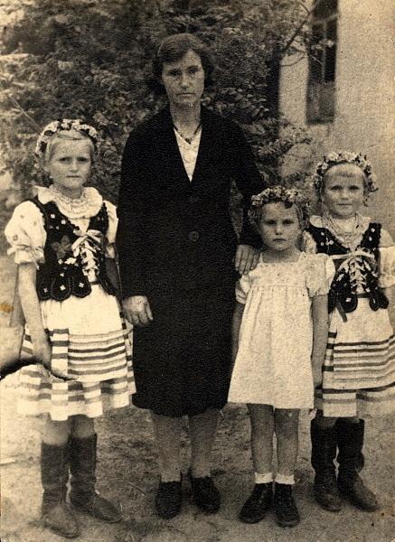 Antonina Ostrowska z córkami (od lewej), Kazimierą, Genowefą i Natalią przed Domem Dziecka nr 1 w Sajramie (Kazachstan, ZSRR). 