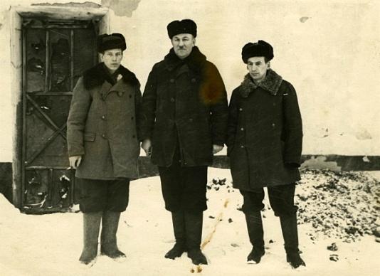 Byli więźniowie łagrów w Workucie (Komi, ZSRR), przebywający na tzw. wolnej zsyłce. Z prawej stoi Wacław Wrzos, żołnierz Armii Krajowej, dowódca oddziału partyzanckiego obwodu Lewy Niemen Grodzieński, aresztowany przez NKWD w 1945.