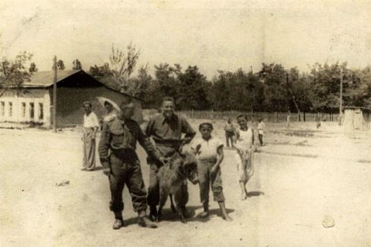 Żołnierze formującej się Armii Andersa i dzieci z osiołkiem na ulicy w Dżałał Abad (Kirgistan, ZSRR).