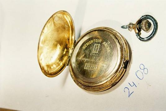 Zegarek jednego z jeńców obozu w Ostaszkowie, ofiary zbrodni katyńskiej, zamordowanego przez NKWD na mocy decyzji z 5 marca 1940 znaleziony podczas prac ekshumacyjnych