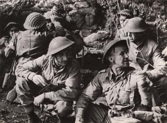 Walki 2 Korpusu Polskiego pod Monte Cassino. Żołnierze pod wzgórzem klasztornym. Na pierwszym planie (na prawo) major Leon Gnatowski. 