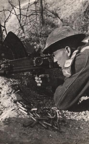 Walki 2 Korpusu Polskiego pod Monte Cassino. Żołnierz przy karabinie maszynowym. Podpis na odwrocie: Karabin maszynowy na zasadzce.