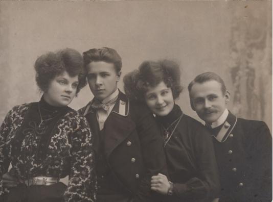 Studenci medycyny w Kijowie. Z prawej stoi Witold Petrulewicz.