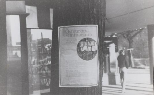 Szwedzka akcja wspierania Solidarności zorganizowana przez Osteuropeiska Solidaritetskomitteen [Komitet Solidarności z Europą Wschodnią]. Plakat infromujący o spotkaniu poświęconemu Polsce organizowanemu 14.03.1981 w Sztokholmie. 