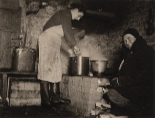 Żołnierze niemieccy na froncie wschodnim, kuchnia polowa - gotowanie obiadu. Fot. NN, udostępnił Stanisław Blichiewicz.