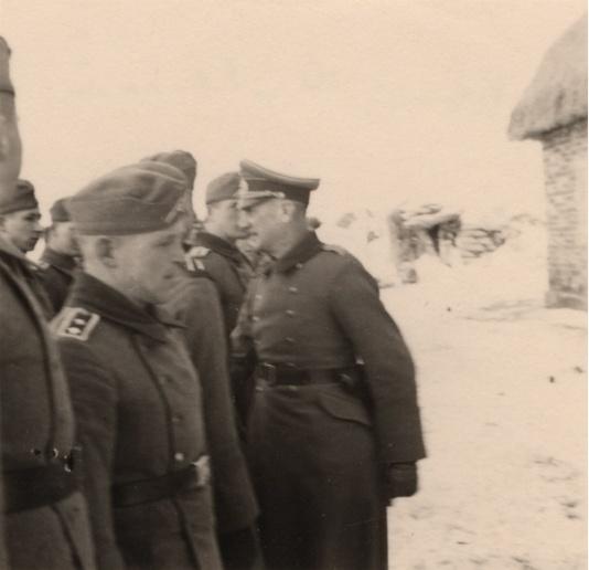 Żołnierze niemieccy na froncie wschodnim, podpułkownik Wehrmachtu dokonuje przeglądu podoficerów - na zdjęciu widoczny sierżant sztabowy i plutonowi. Fot. NN, udostępnił Stanisław Blichiewicz.