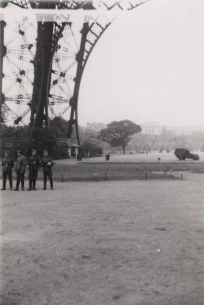 Żołnierze Wehrmachtu pozują do fotografii pod wieżą Eiffla w Paryżu.