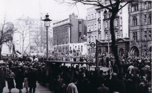 Londyn, antysowiecka demonstracja emigrantów z Europy Środkowo-Wschodniej, zgromadzenie demonstrantów przy kenotafie na Whitehall Road.