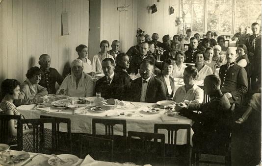 Kuracjusze sanatorium wojskowego w Ciechocinku podczas posiłku w jadalni, około 15 lipca 1927