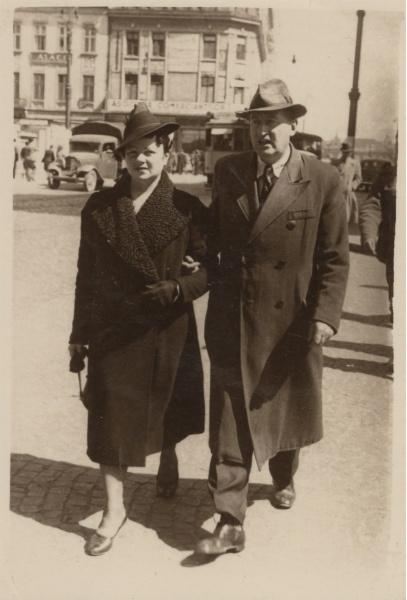 Polscy uchodźcy w Rumunii podczas II wojny światowej. Eugenia Wiszniowska i Włodzimierz Wiszniowski podczas spaceru w Bukareszcie.