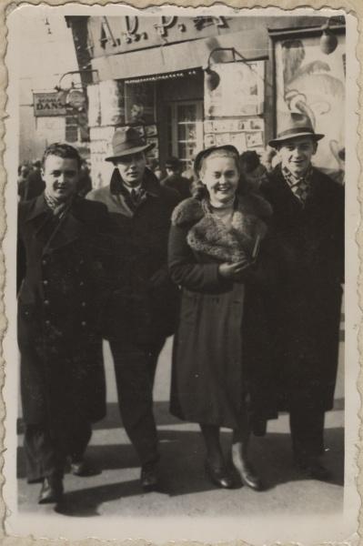 Polscy uchodźcy w Rumunii podczas II wojny światowej. Tadeusz Gaydamowicz [pierwszy z lewej] na spacerze z Henrykiem Rottermundem, Zofią Szelichowską i Zdzisławem Gumińskim na Bulwarze Elisabeth w Bukareszcie