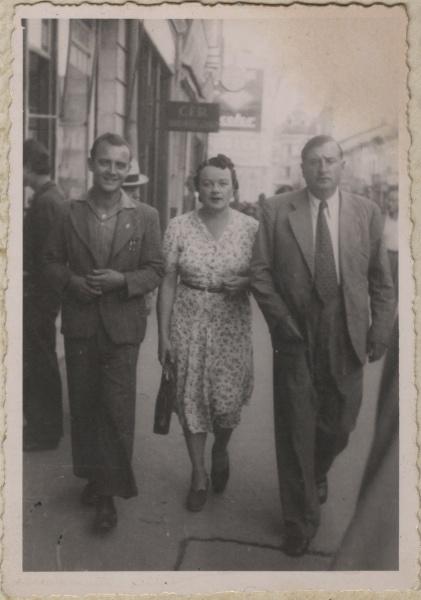 Polscy uchodźcy w Rumunii podczas II wojny światowej. Tadeusz Gaydamowicz z rodziną podczas spaceru w Craiovej.