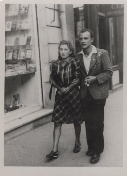 Polscy uchodźcy w Rumunii podczas II wojny światowej. Tadeusz Gaydamowicz i Nusia [Erna] Mozesówna na spacerze po Strada Unirei w Craiovej (Rumunia).