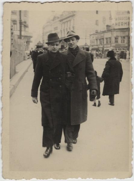 Polscy uchodźcy w Rumunii podczas II wojny światowej. Tadeusz Pytel i Wawrzyniak na ulicy w Bukareszcie.