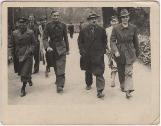 Polscy uchodźcy w Rumunii podczas II wojny światowej.Spacer w parku Ciszmigiu w Bukareszcie.