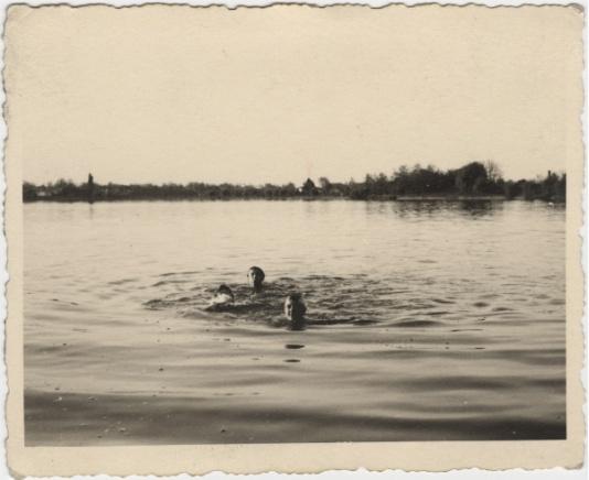 Polscy uchodźcy w Rumunii podczas II wojny światowej. Kąpiel młodzieży w jeziorze Floreasca w Bukareszcie