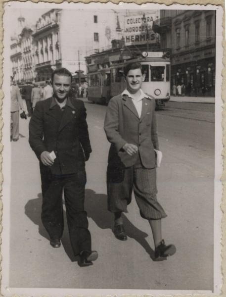 Polscy uchodźcy w Rumunii podczas II wojny światowej. Tadeusz Gaydamowicz i Jacek Zamorski podczas spaceru w Bukareszcie.
