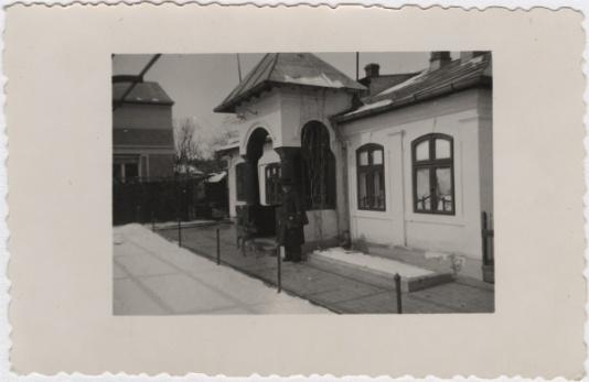 Polscy uchodźcy w Rumunii podczas II wojny światowej. J. Wisłocki przed budynkiem zakwaterowania w Ploeszti.