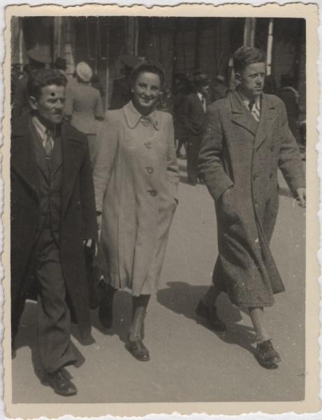 Polscy uchodźcy w Rumunii podczas II wojny światowej. J. Wisłocki, Olga Mikulska i Stanisław Wisłocki podczas spaceru w Craiovej.