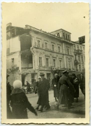 Ludność cywilna na ulicach zbombardowanej Warszawy, w październiku 1939