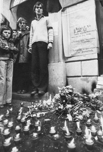 Uczczenie pamięci Stanisława Pyjasa przed krakowską kamienicą, 15 maja 1977