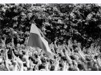 Cmentarz na Powązkach w Warszawie. Ceremonia pogrzebu Grzegorza Przemyka, licealisty pobitego na śmierć przez milicjantów, przeradza się w spontaniczną, antyreżimową manifestację.