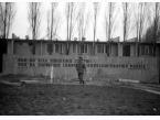 Ostatnie prace przed odsłonięciem pomnika ku czci stoczniowców poległych w starciach z milicją i wojskiem w grudniu 1970