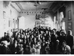 Uchodźcy polscy z 1939 roku w Domu Polskim w Ploesti podczas imprezy karnawałowej dla dzieci. W rękach dzieci trzymają prezenty gwiazdkowe rozdawane przez Dom Polski.