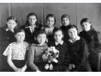 Dziewczynki z Domu Dziecka w Gorkim (obw. Mohylewski, ZSRR). Z kwiatami siedzi Leokadia Kamińska (obecnie Wojtasik).
