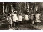 Zakończenie prac letniego dziecińca w Starej Hucie (woj. wołyńskie), pamiątkowa fotografia grupy dziewczynek.